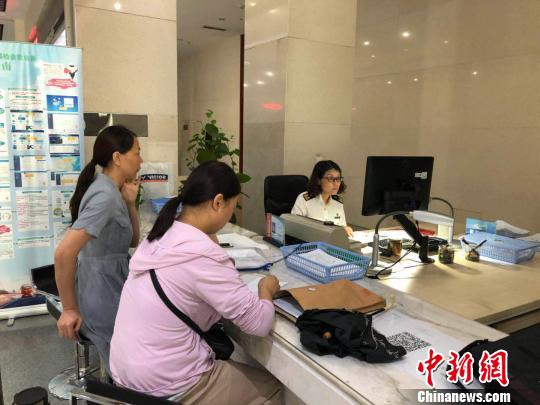 1日，金陵海关工作人员正在办理业务。从今年8月1日起，海关进出口货物实行“一张大表”整合申报，报关单、报检单合并为一张报关单。　朱晓颖 摄