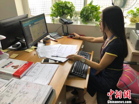 1日，在毗邻金陵海关的江苏众诚国际物流有限公司江宁办事处，企业工作人员正在研究整合申报的新系统。　朱晓颖 摄