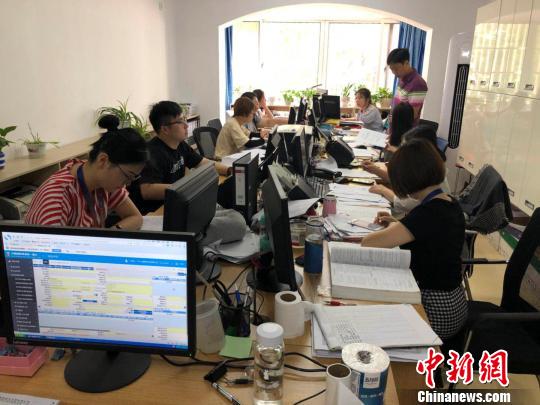 1日，在毗邻金陵海关的江苏众诚国际物流有限公司江宁办事处，企业工作人员正在研究整合申报的新系统。　朱晓颖 摄